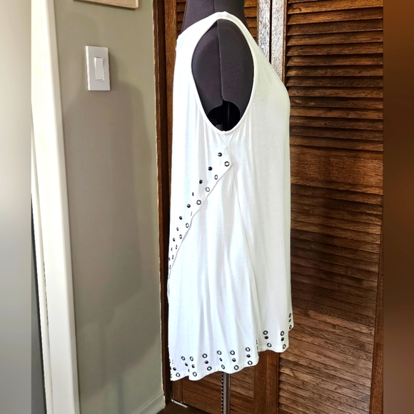 NWT, fun, sleeveless top. - Picture 4 of 7